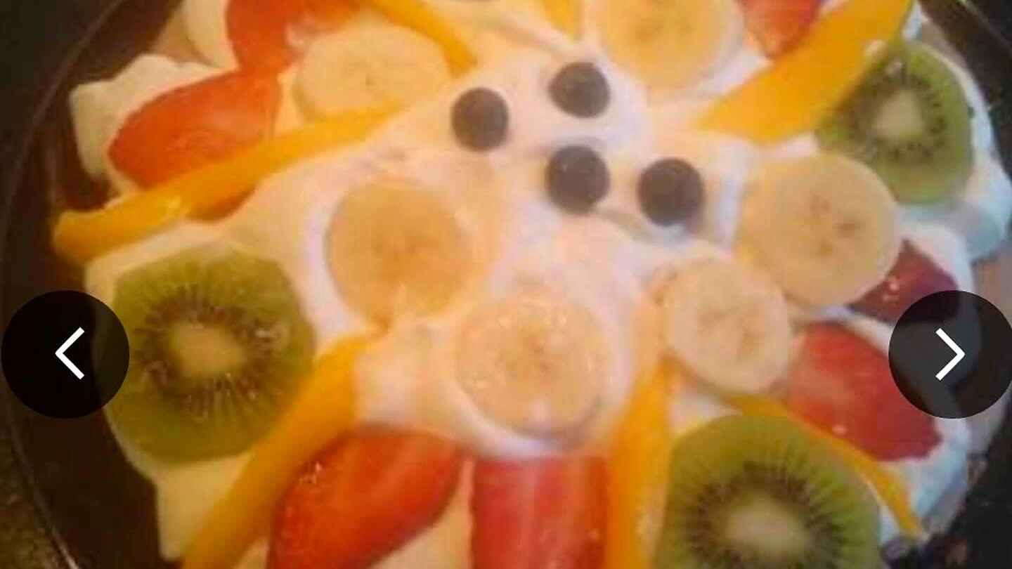 p een bordje (of de grote op een groot bord of schaal) Schep er flink wat slagroom op. verdeel er rijkelijk de vruchten over. Daarna leg je de volgende Pavlova erover, met weer een dikke laag slagroom en vruchten. je kan er eventueel wat fruitsaus overheen laten lopen.Tadaaaaa! je hoeft geen artiest te zijn om een kunstwerk neer te zetten.