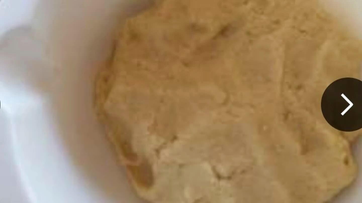 er beetje voor beetje toevoegen en er een soepel deeg van kneden. Zo nodig water toevoegen.