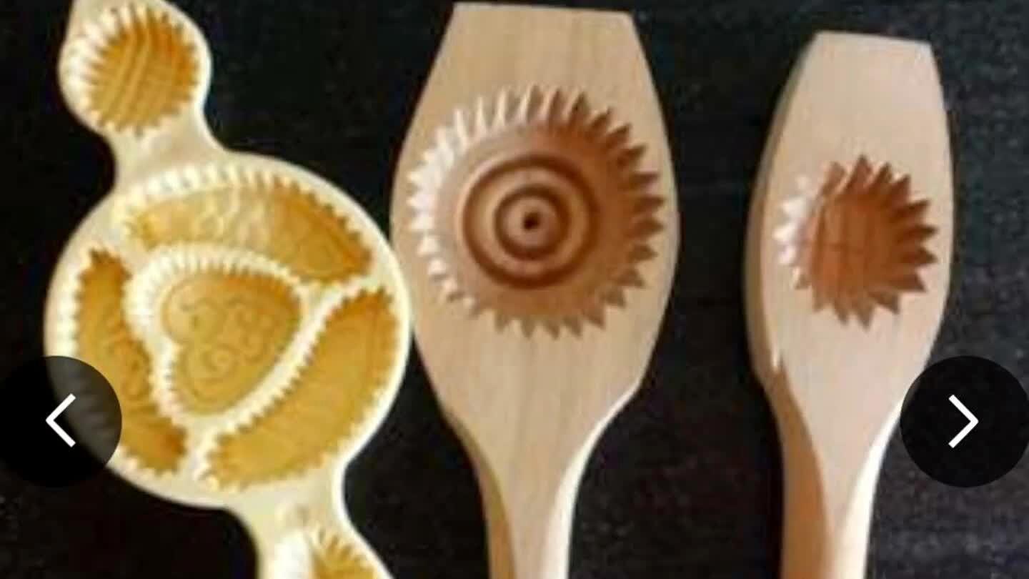 je in, vul met het dadelballetje en druk het deeg er omheen. doe vervolgens het totale balletje in de koekjesvorm, en leg op de bakplaat.
