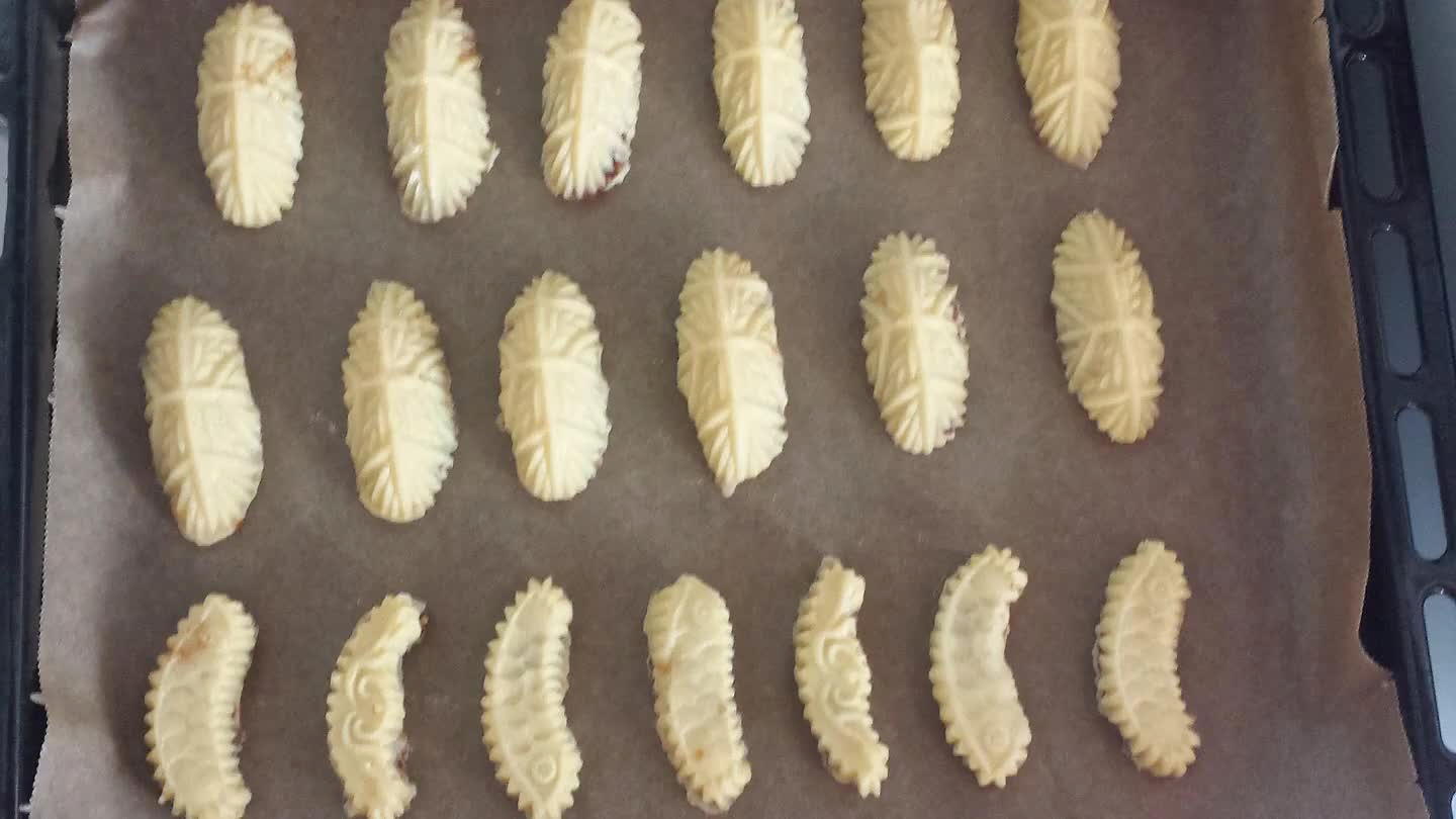 er 12 tot 15 minuten lichtbruin. Als ze klaar zijn de koekjes bestrooien met flink wat poedersuiker. de koekjes blijven wat zacht.
