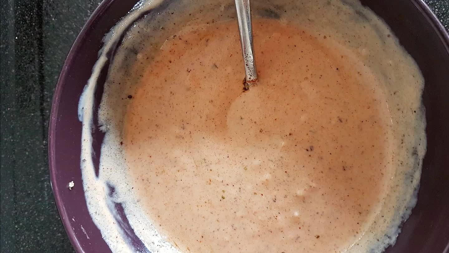 snijd de kipfilet in niet te kleine stukken en voeg het bij de marinade. laat het 4 uur intrekken.