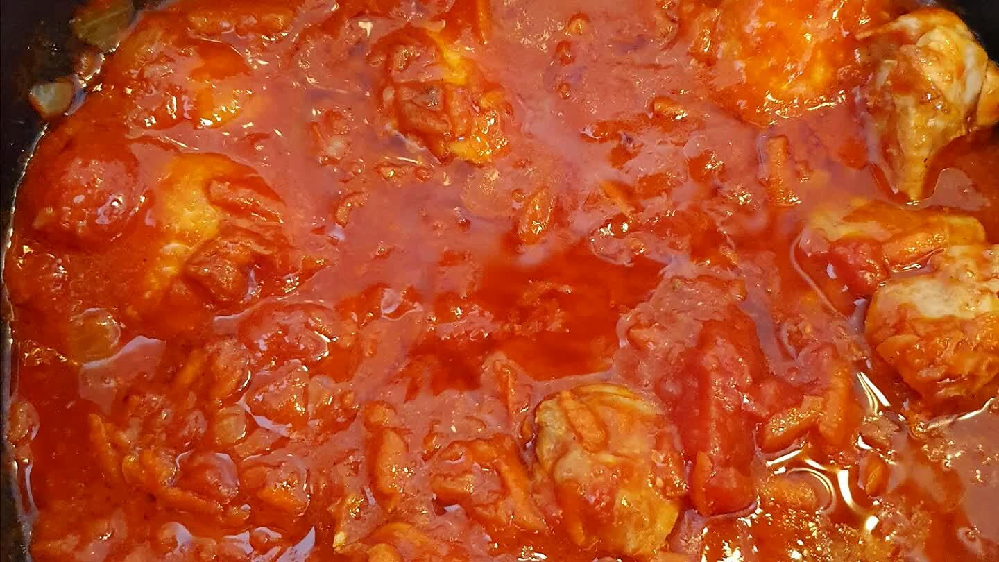 komijn, koriander, peper toe en roer het door. Roer daarna het apart gezette kruidenmengsel erdoor 3 minuten koken en schenk dan het water en kruimel het bouillonblokje erbij.