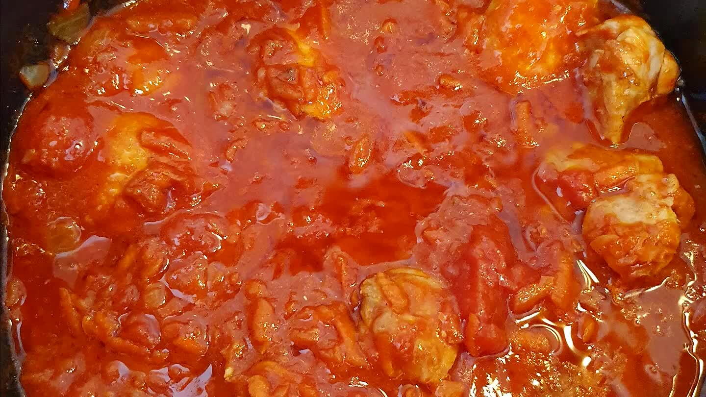 komijn, koriander, peper toe en roer het door. Roer daarna het apart gezette kruidenmengsel erdoor 3 minuten koken en schenk dan het water en kruimel het bouillonblokje erbij.