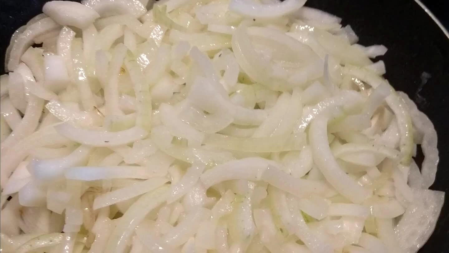 Когда мясо будет готово, выложить лук в кастрюлю