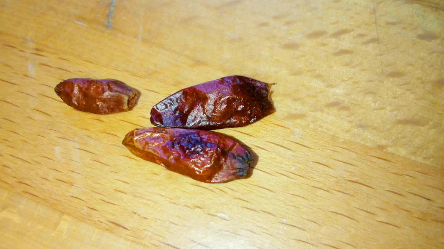 dal grado di piccantezza che si vuole.Mettere l'olio nel pentolino e far soffriggere.