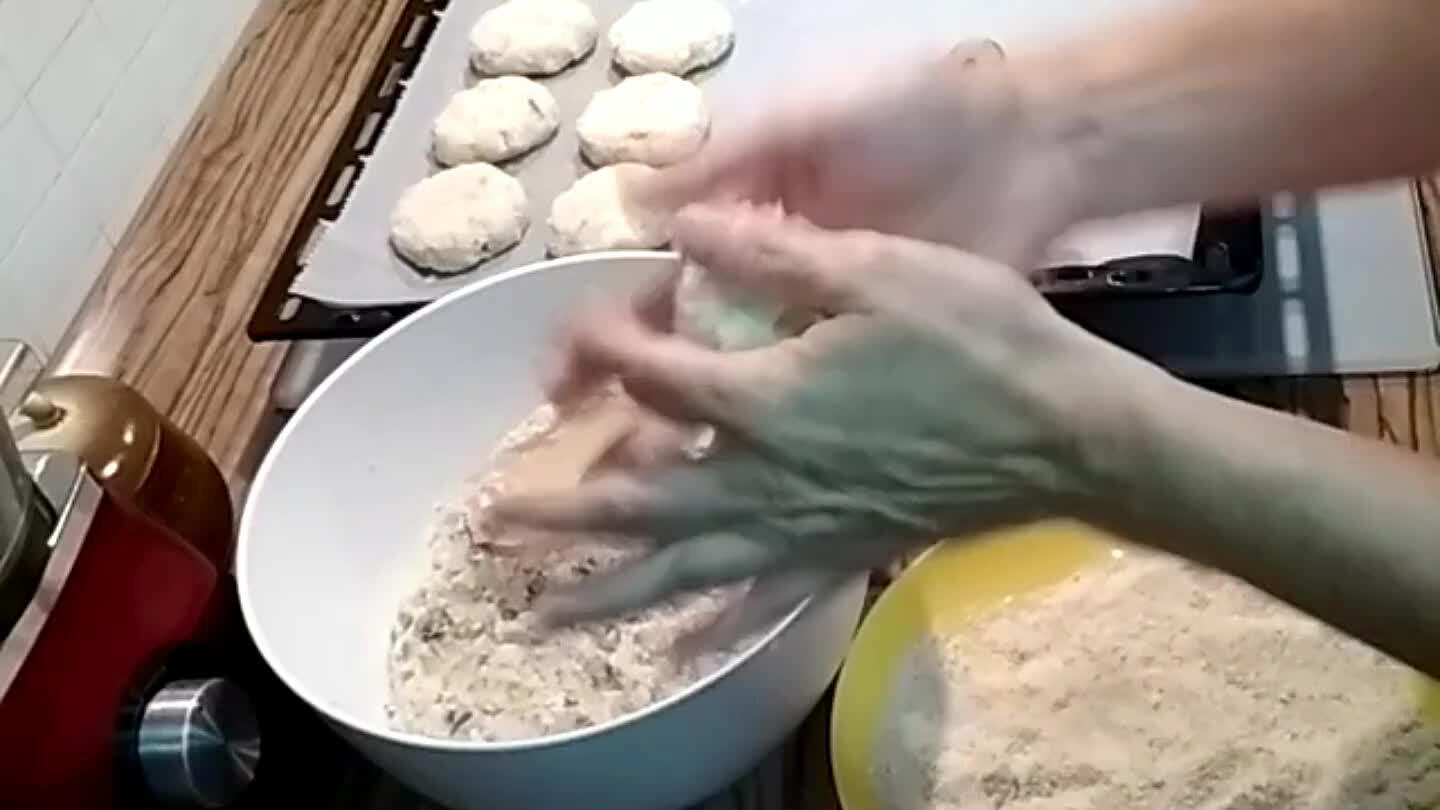 ečícím papírem. Placičky můžeme také smažit v pánvi na oleji, ale zvolila jsem zdravější alternativu.