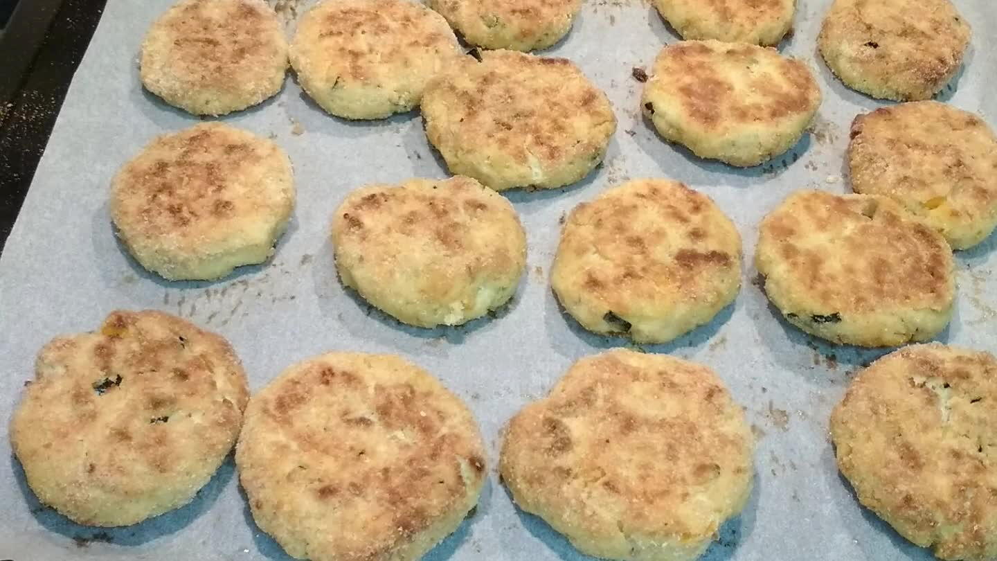 ou kaši) s tatarskou omáčkou nebo dresinkem.