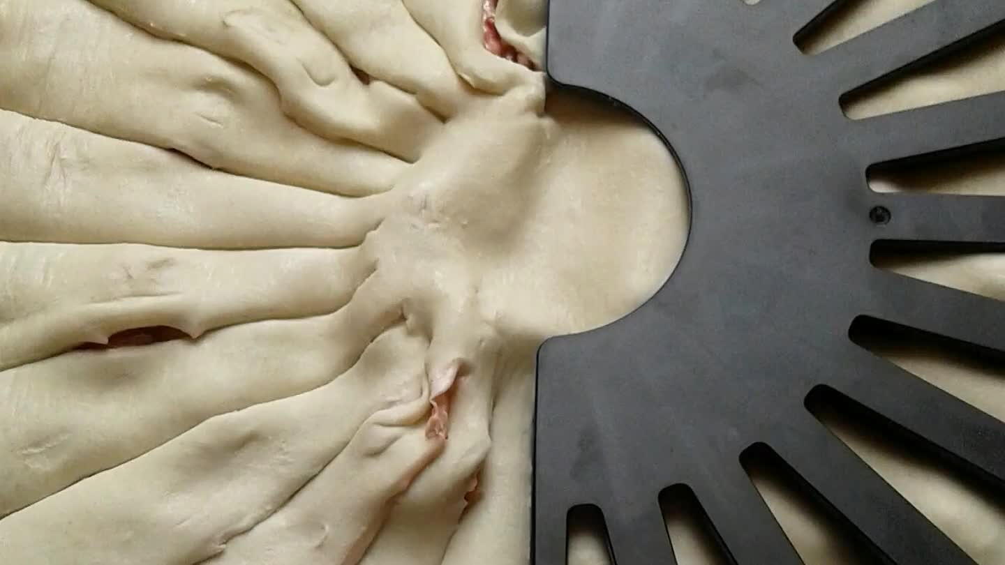 oule, vous pouvez très bien le faire à l'aide d'un couteau. Vous obtiendrez le même résultat ! 😀). Si jamais les languettes se déforment c'est normal. Elles se remettront droites pendant la cuisson.