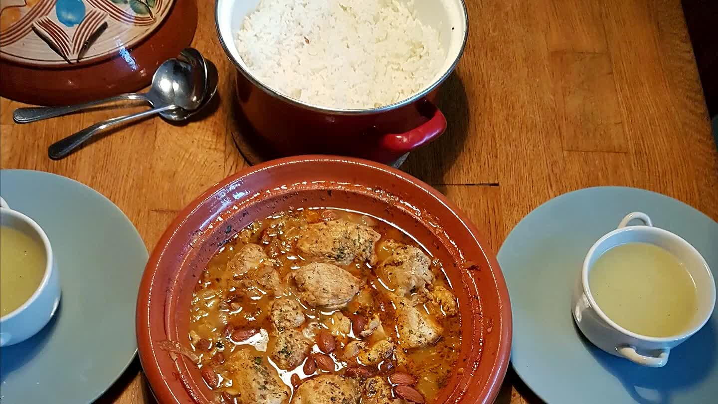 aandikken met maizena. Voeg als laatste de geroosterde amandel(schaafsel) en de koriander erover. Lekker met witte rijst, en de bouillon over de rijst scheppen.