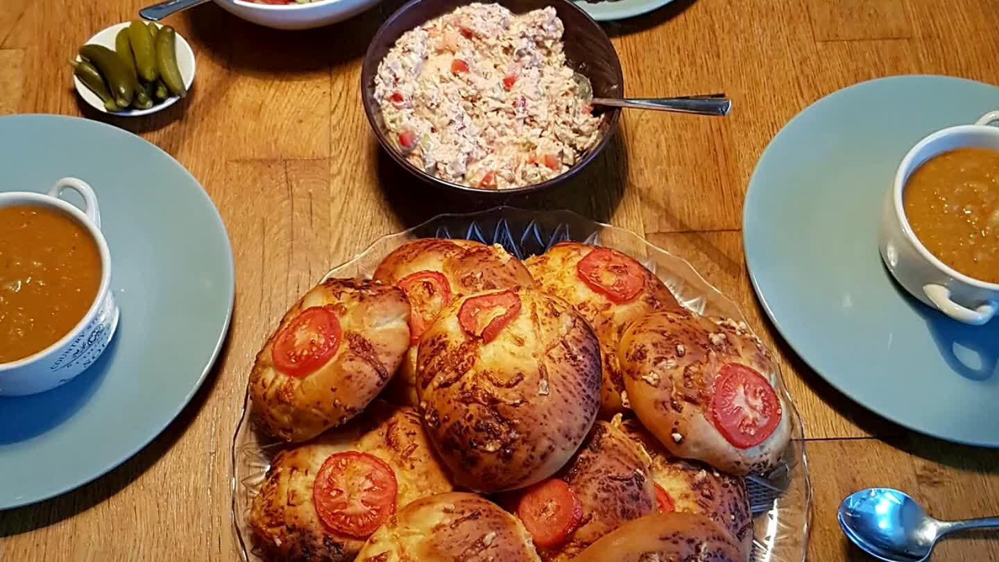 Naar smaak eventueel nog wat peper toevoegen.Deze salade is heerlijk op de zachte ovenbroodjes (zie recept) met wat verse sla eronder.
