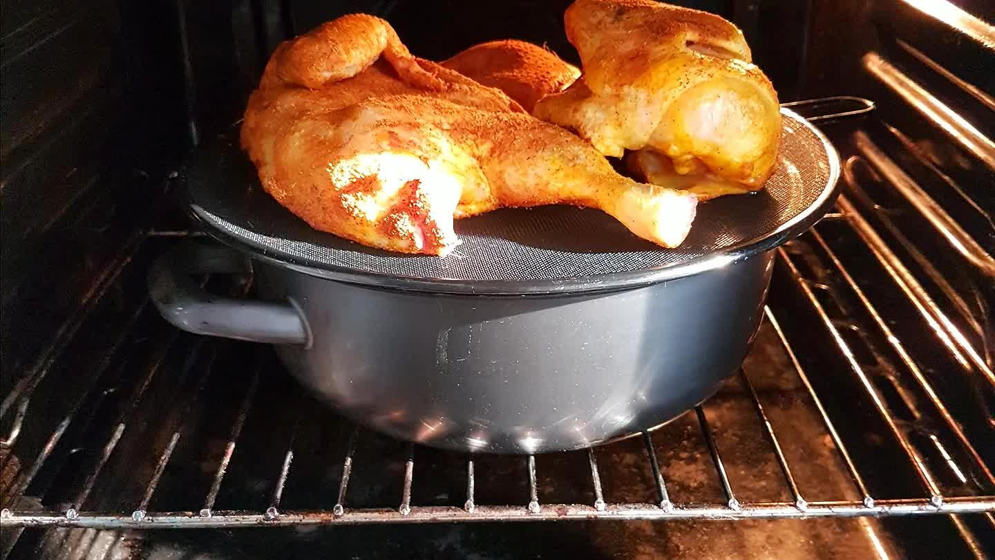 dek af met een ijzer spatscherm met gaatjes. Leg de kip er bovenop en plaats de pan in een voorverwarmde oven voor een uur en 20 minuten op 185 C°