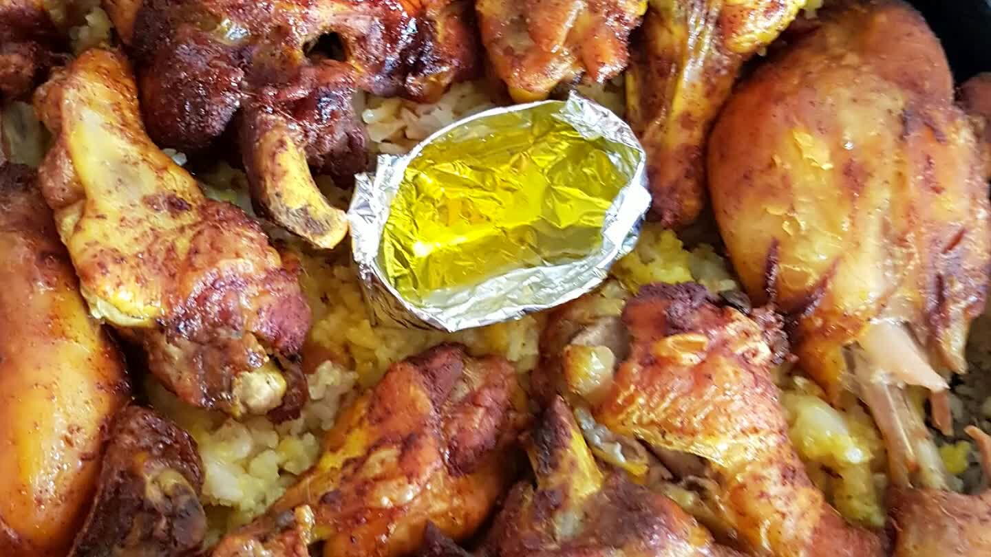 in de pan. Maak van aluminiumfolie een vierkant bakje en zet deze tussen de stukken kip. Schenk er wat olie in en leg er een heet houtskoolblokje in. Wees snel met de deksel op de pan doen en dek de deksel af met een paar handdoeken, zodat de rook niet kan ontsnappen. Laat dit voor 15 minuten afgedekt staan.
