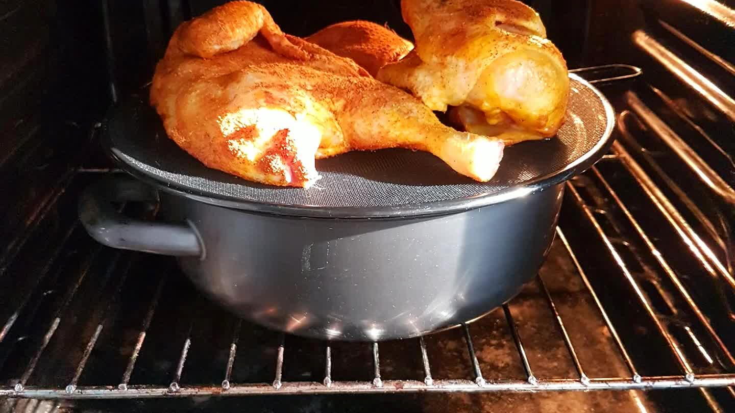 dek af met een ijzer spatscherm met gaatjes. Leg de kip er bovenop en plaats de pan in een voorverwarmde oven voor een uur en 20 minuten op 185 C°