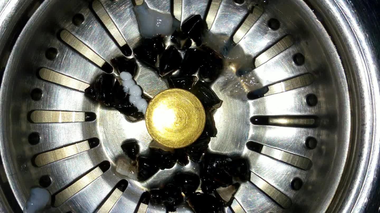 ulite,io ho tolto anche la parte nera sulla cappa.Nella seconda foto le cappe sono pulite e lavate.