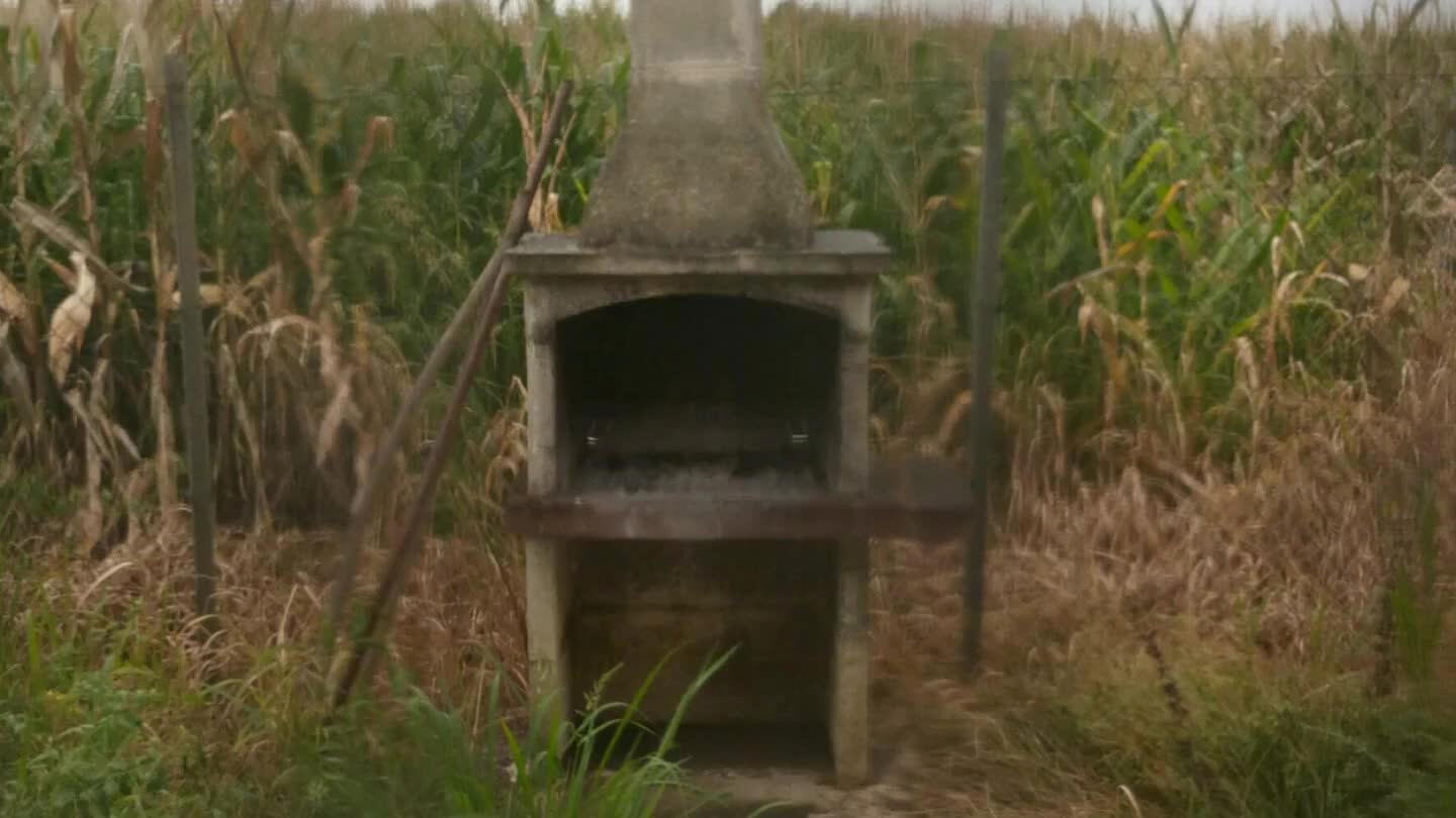 i a cucinare nel camino della taverna.Nella prima foto il camino esterno nella seconda il camino interno.