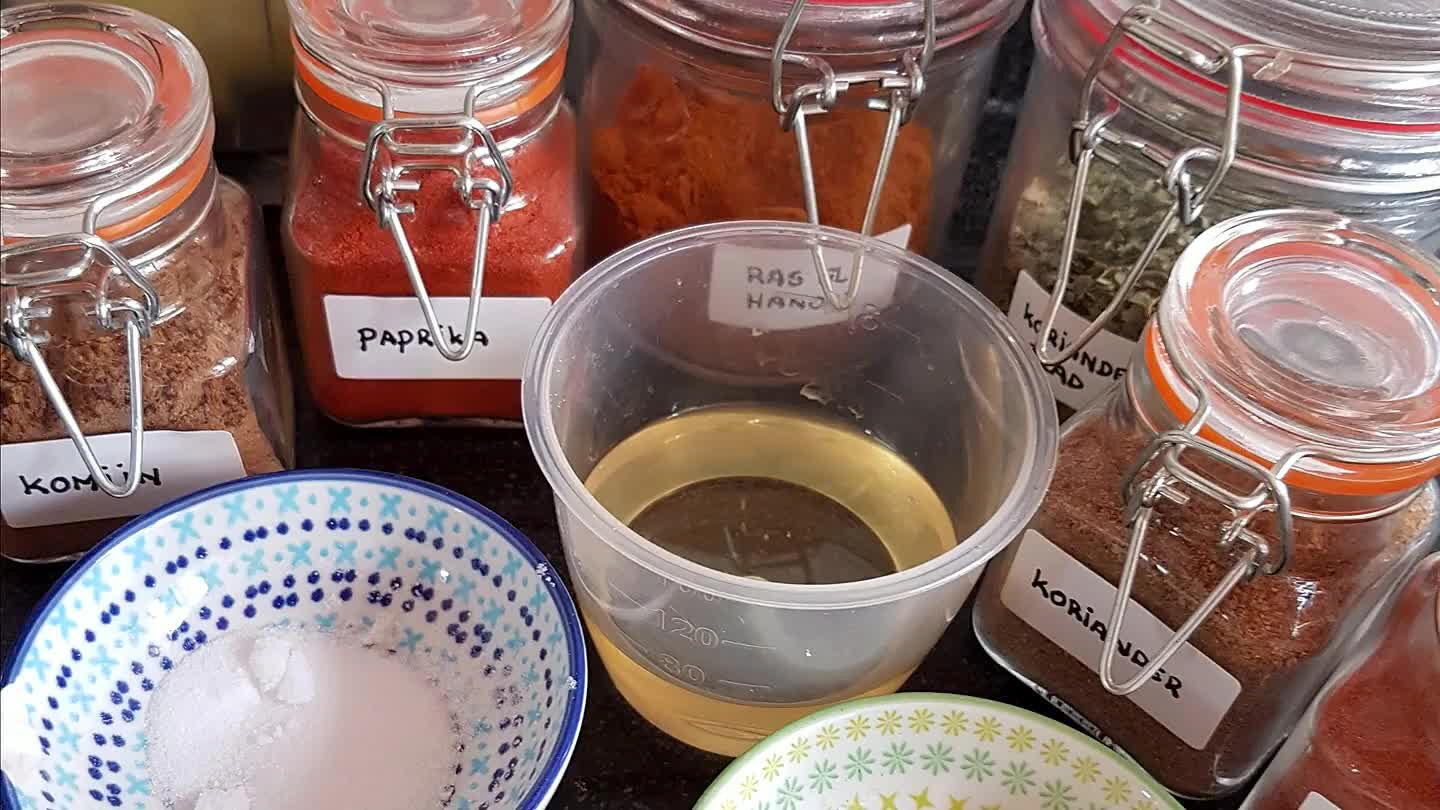 prikapoeder, zwarte peper en olie toe en meng het. Doe het gehakt de ui en knoflook erbij en meng het goed door elkaar. Dek dit af en zet het in de koelkast.
