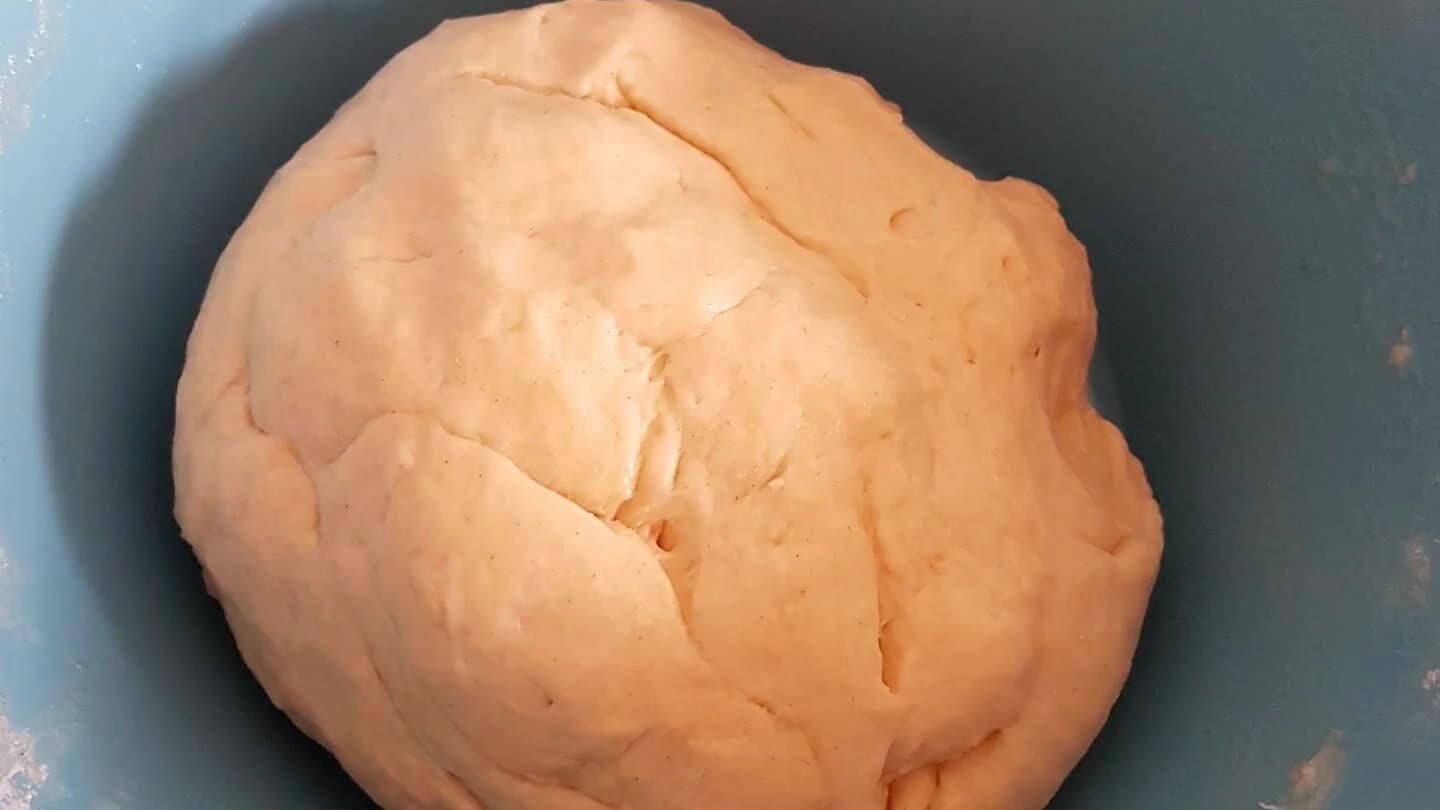 deeg voor zeker 10 minuten. Schenk de 15 ml olie als laatste erbij en kneed het nog even door