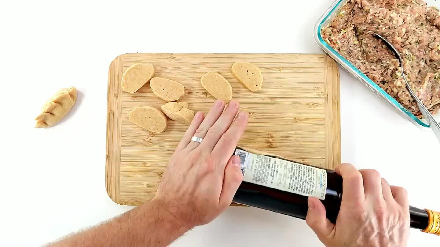 a più o meno circolare. Più importante della forma è lo spessore. Iniziare con lo spessore di una chiave, ma si può fare più sottile se si desidera un impasto più fine.