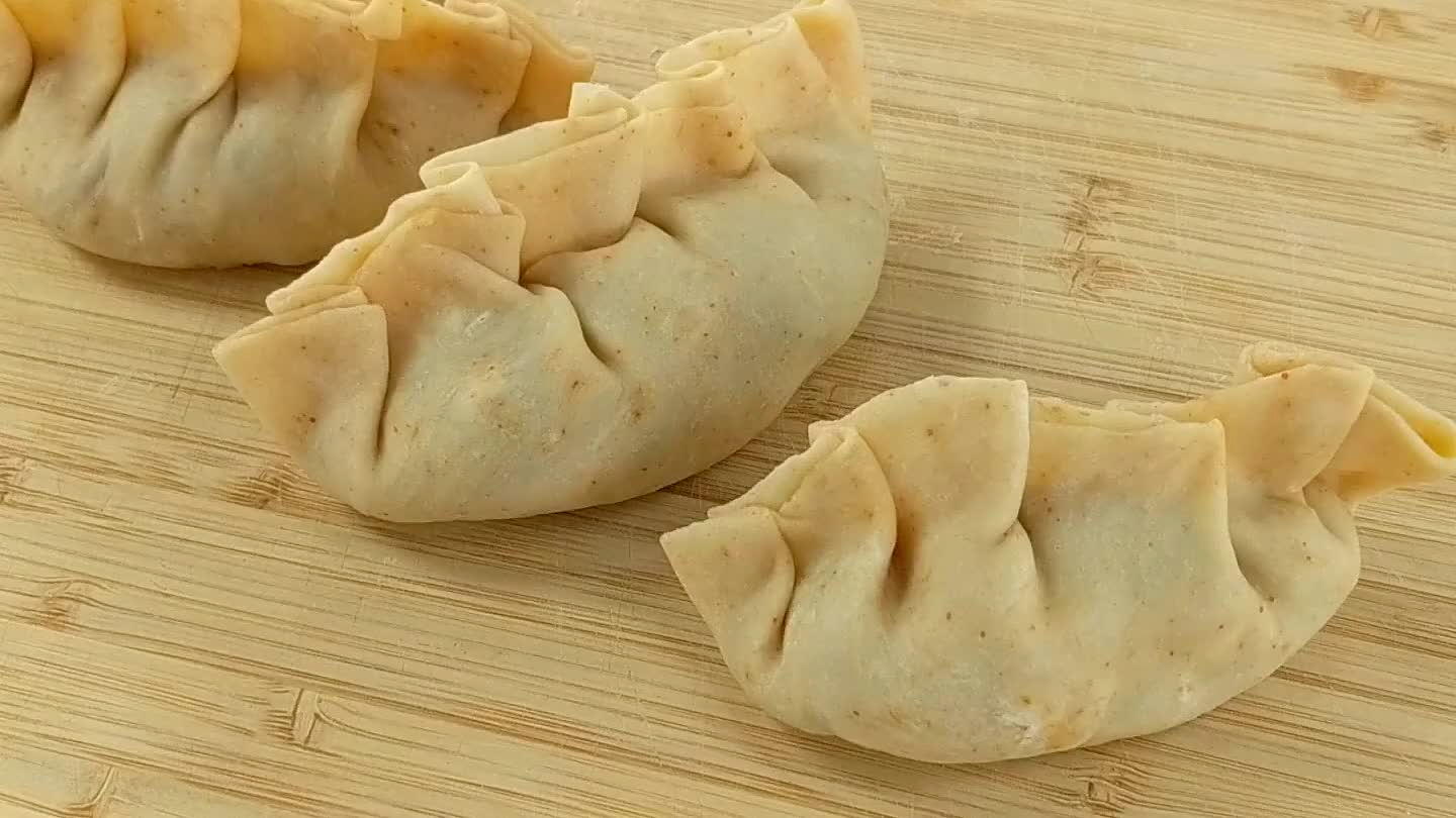 ndoli fino a doratura poi aggiungere un po' d'acqua per cuocerli al vapore.