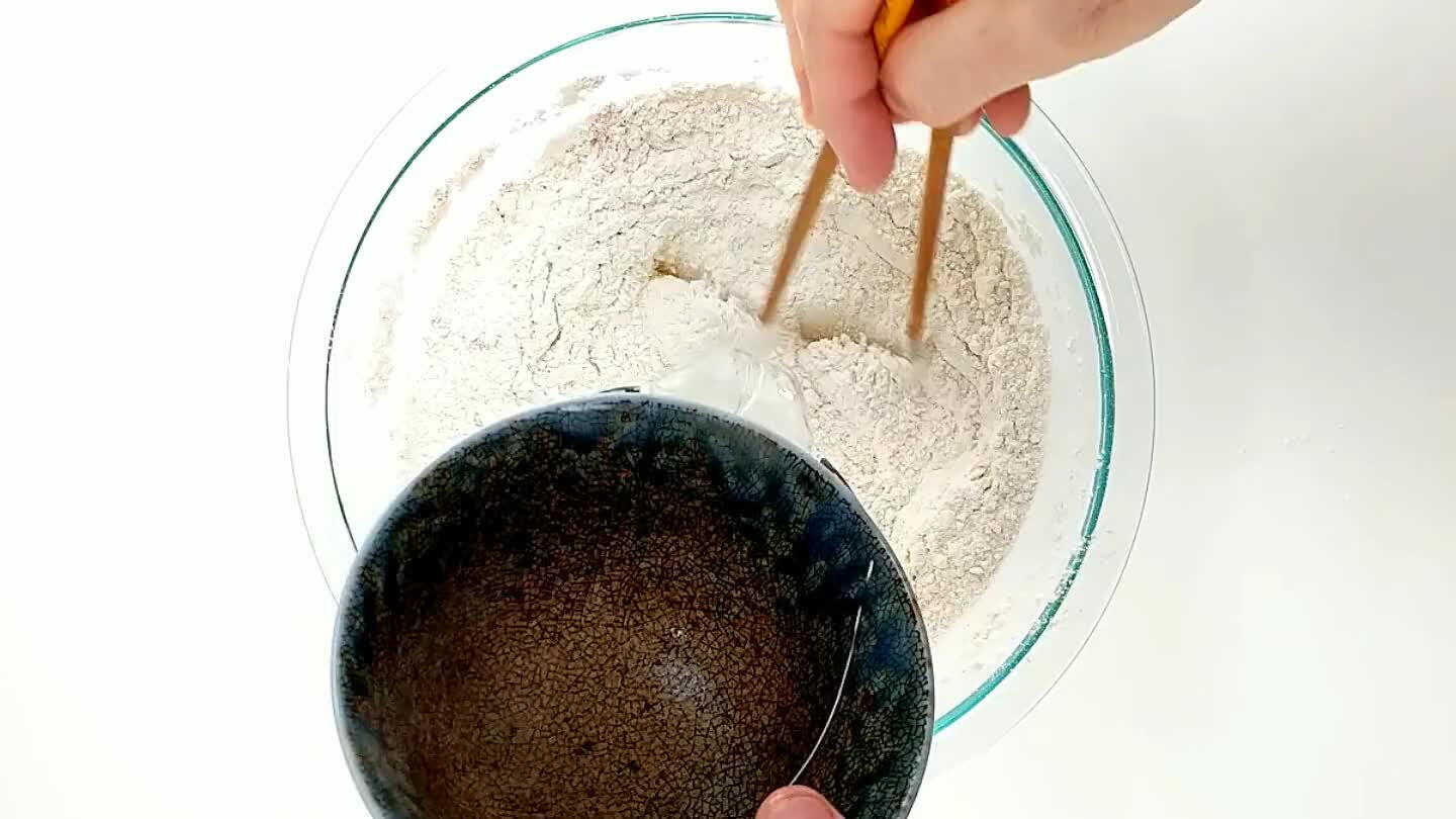 di farla bollire prima di misurarla. Bollendola diminuisce, no? Mescolate con delle bacchette. Funzionano bene per sciogliere i grumi.