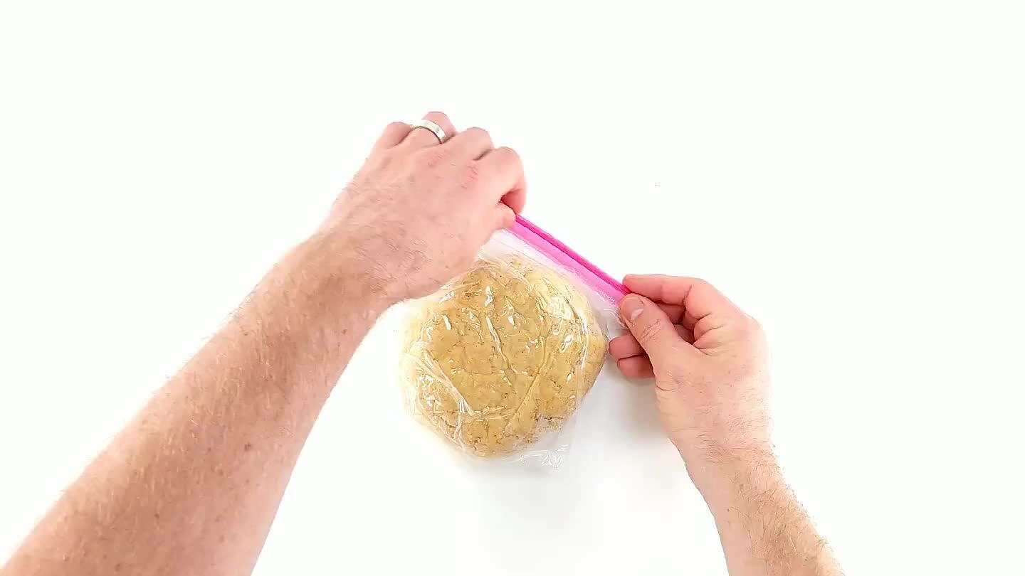 e di circa 2 o 3 dita. Non serve essere troppo precisi. probabilmente questi sono i vostri primi dumpling, non è vero? Fate con calma, i dumpling lo capiscono se siete stressati.