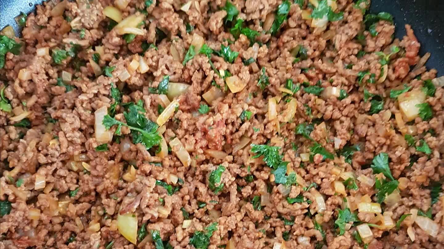 uree, sambal, peper en zout en eventueel de chilli vlokken toe. Voeg als laatste de gehakte peterselie toe en roer kort door.