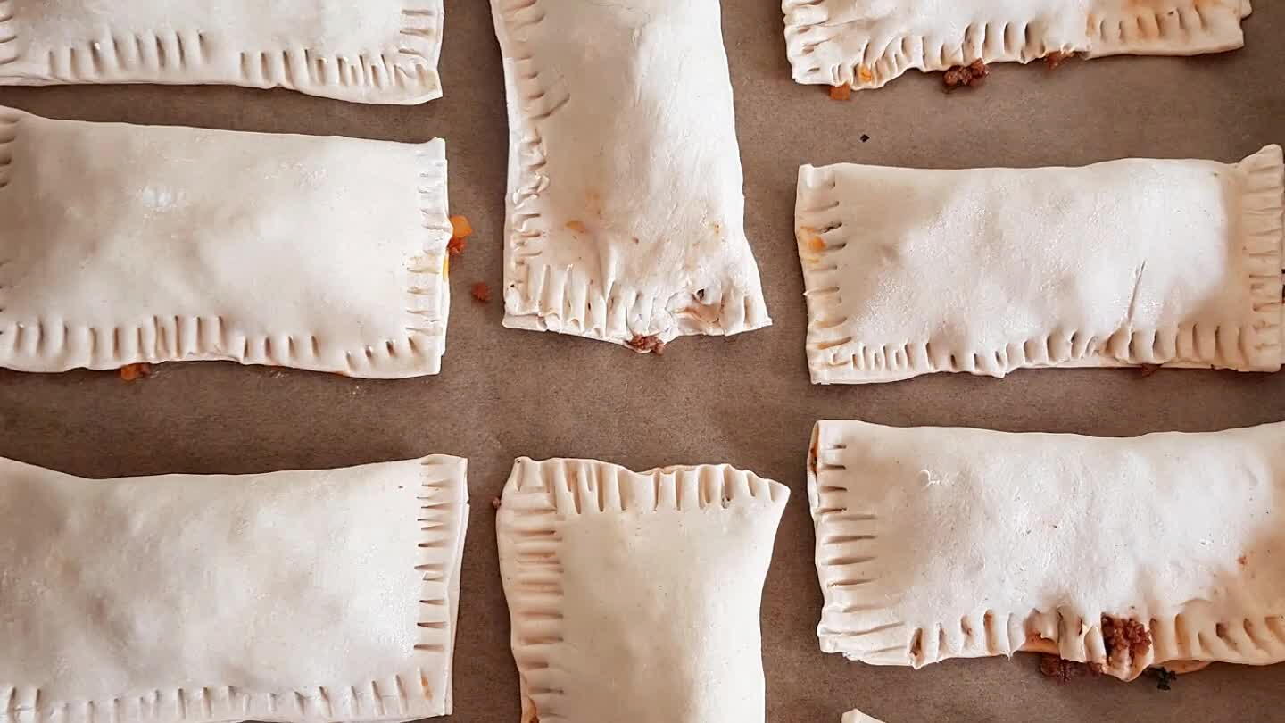 t bakpapier bedekte bakplaat.Smeer er wat geklopt ei overheen voor de glans.