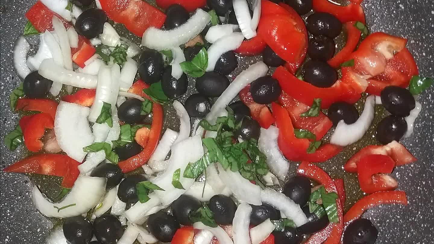 enti : pezzi di peperone , cipolla , olive , basilico e qualchegranello di sale grosso...cucinare a fuoco basso...