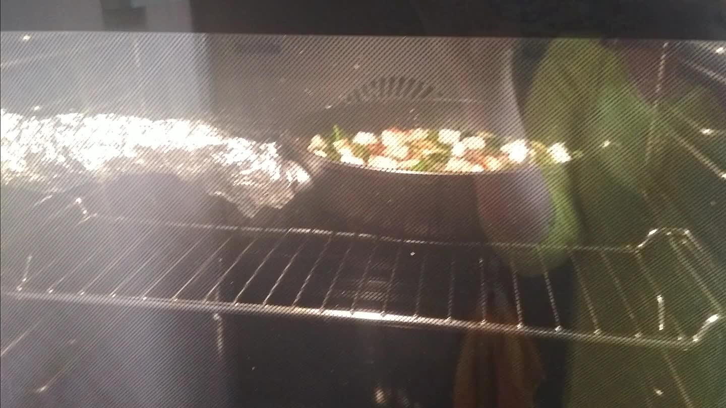 szaj i wlej na patelnie. Podsmaż wszystko razem bez mieszania przez ok 2-3minuty. Posyp pokrojonym w kostkę serem i papryką. Wstaw do piekarnika nagrzanego do 180° na ok 13minut