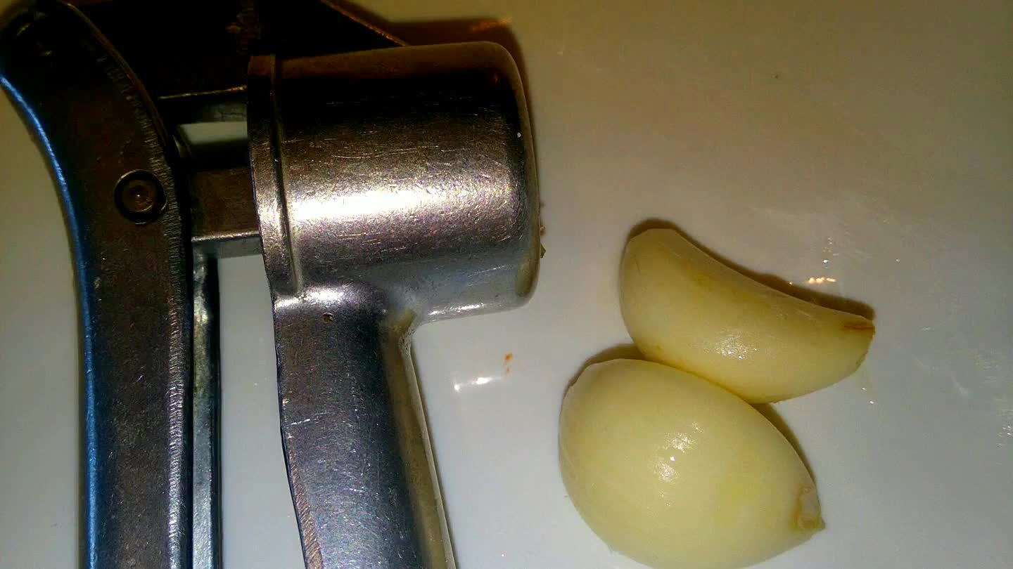 lobásu. Pridáme pretlačený cesnak. Podusíme.