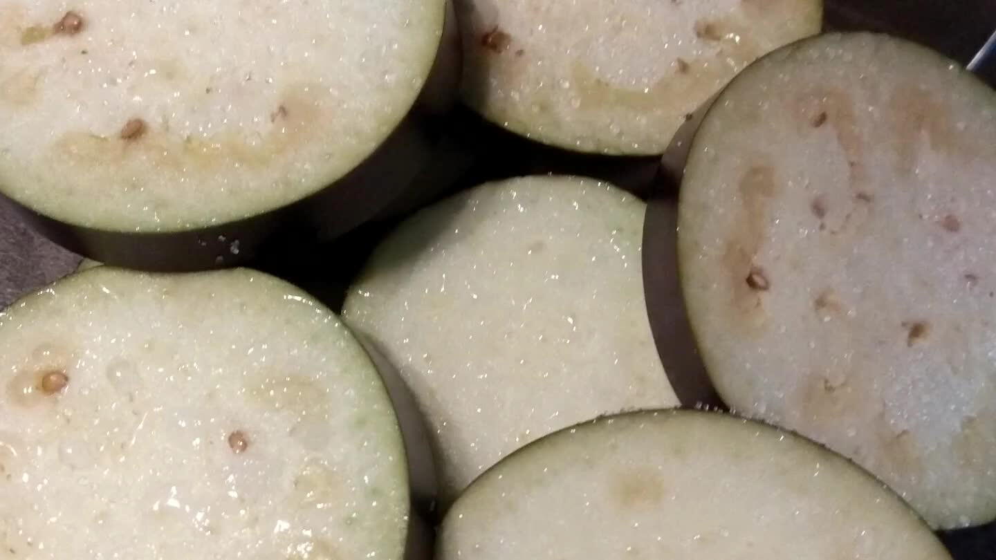 крупно. Овощи разложить в разные ёмкости, хорошо посыпать солью и оставить на 40 минут.