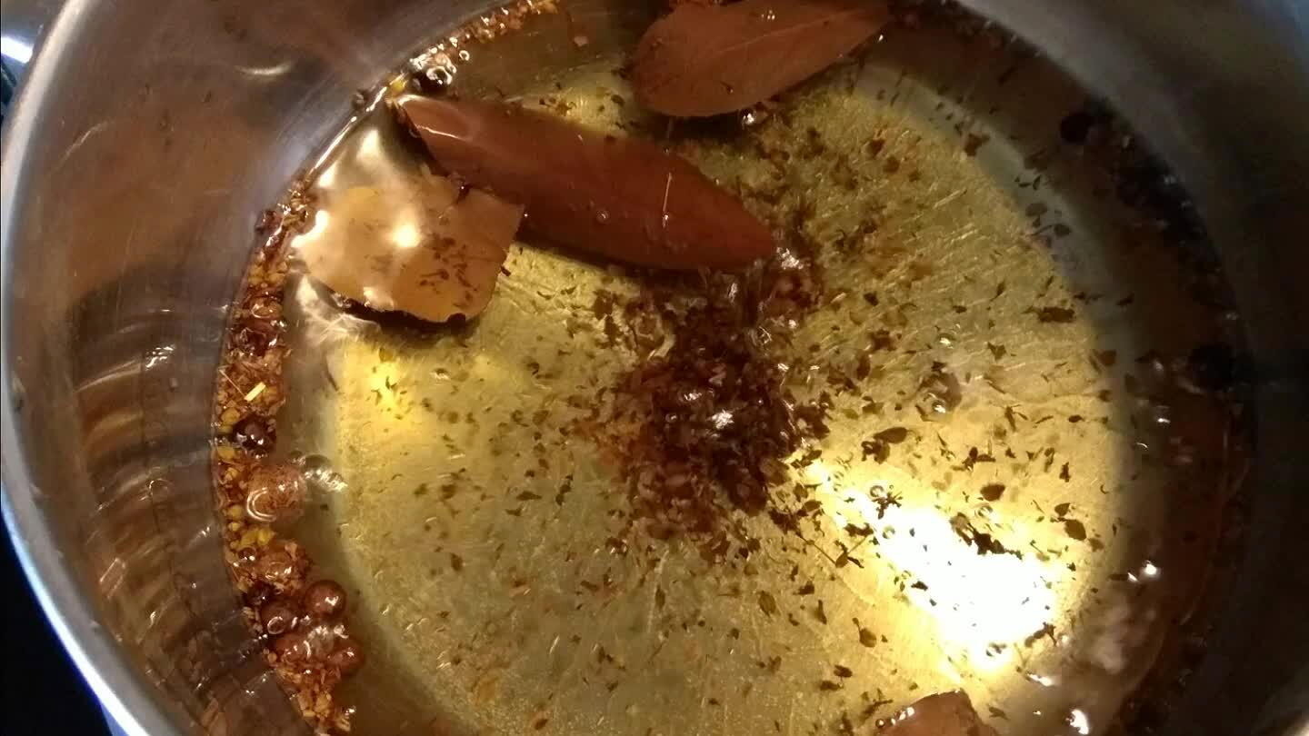 ано, накаливаем на медленном огне и выливаем в банку