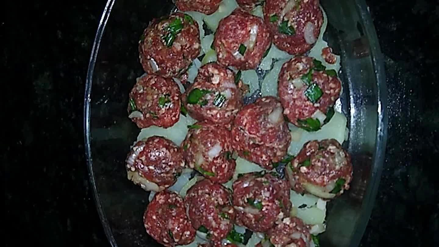 , no fundo e separando as carnes.