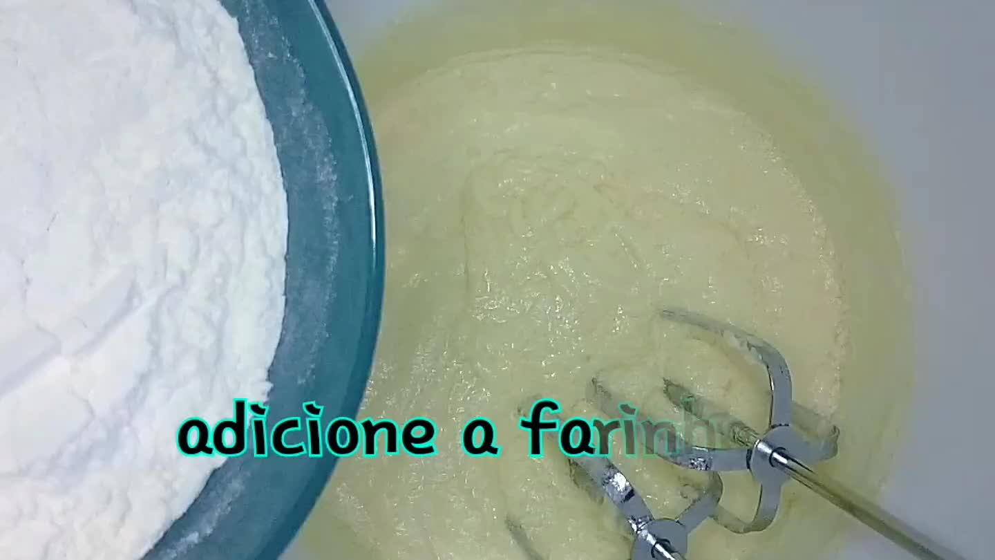 pois adicione o fermento e misture bem com uma colher.