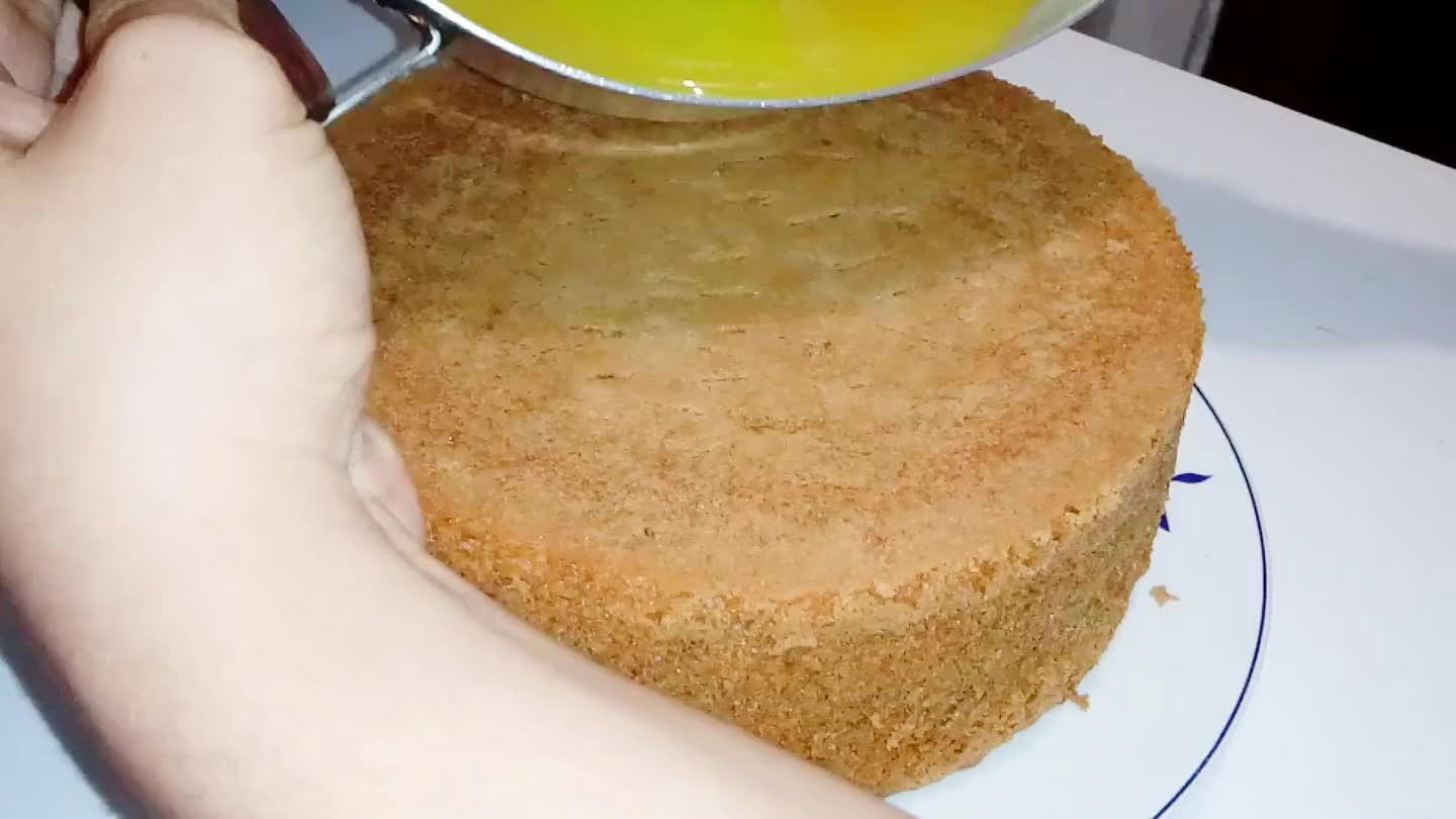 a por cima do bolo, com a calda ainda quente ou morna.