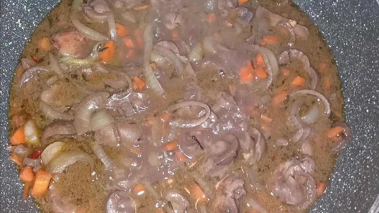 e x 20 minuti ... risciaquarli, tagliarli a pezzi e metterli in padella con olio EVO ,carote, cipolle,e del timo...