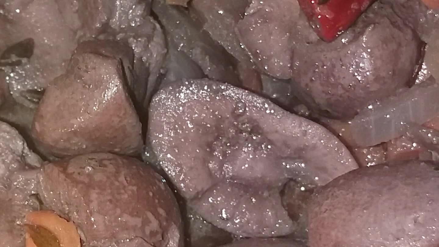 orare con del buon vino rosso...continuare la cottura mescolando ogni tanto...