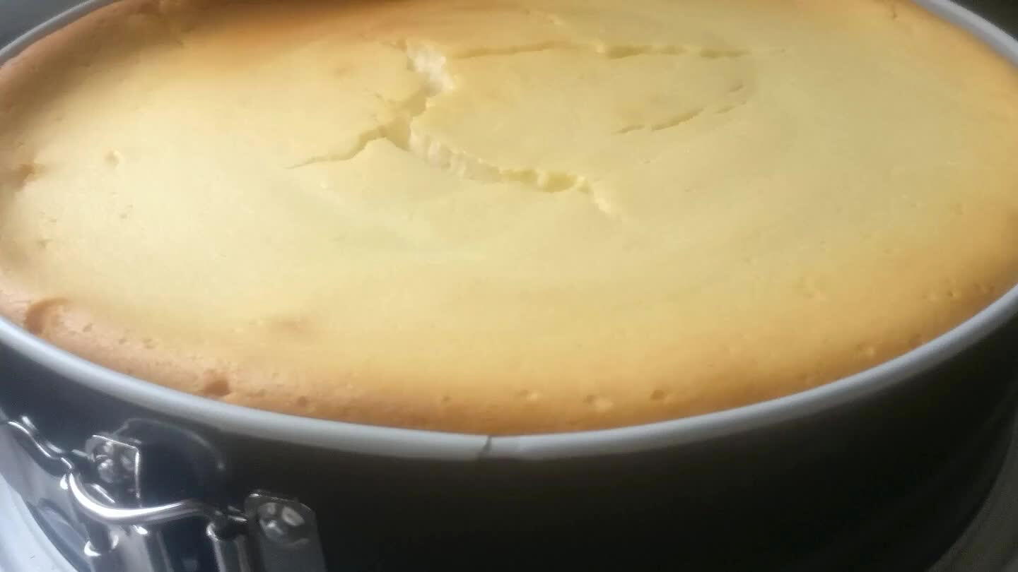 en la base incluso en los bordes hasta un 1-2 cm. Posteriormente se echa el relleno, evitando burbujas de aire y se mete en el horno, el cual esta previamente precalentado. Tiempo de cocción: 1 hora a 180°