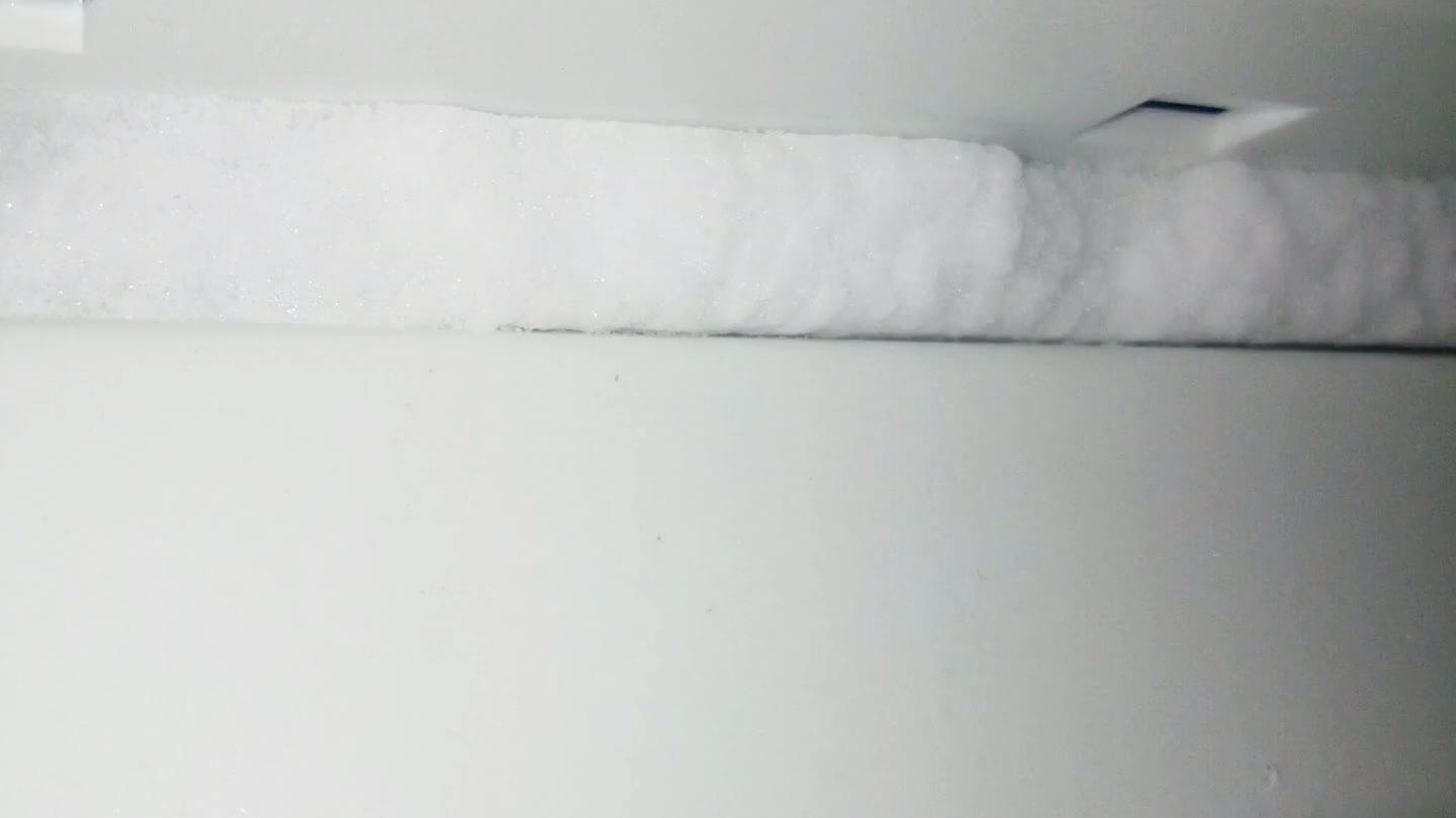 rte degli alimenti in una borsa e di trasferirli io in un altro freezer.Quando il freezer è pieno di ghiaccio bisogna sbrinarlo
