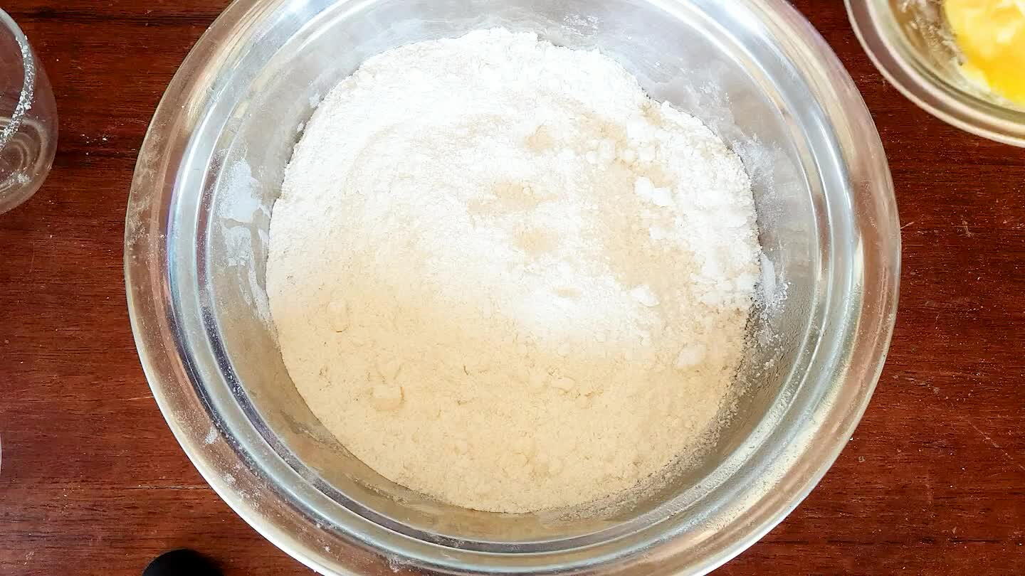 e manteiga em temperatura ambiente, pode ser margarina. Misturar bem fazendo grominhos ( reserve), para fazer 2 receitas é só dobrar os ingredientes;