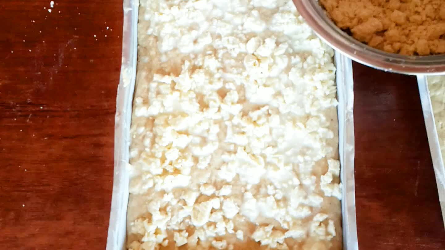 ar fica muito bom(goiabada, marmelada, etc), coloque a farofa(cobertura), espere crescer, colocar em forno pré aquecido a 180 graus por 35 a 40 minutos dependendo do forno;
