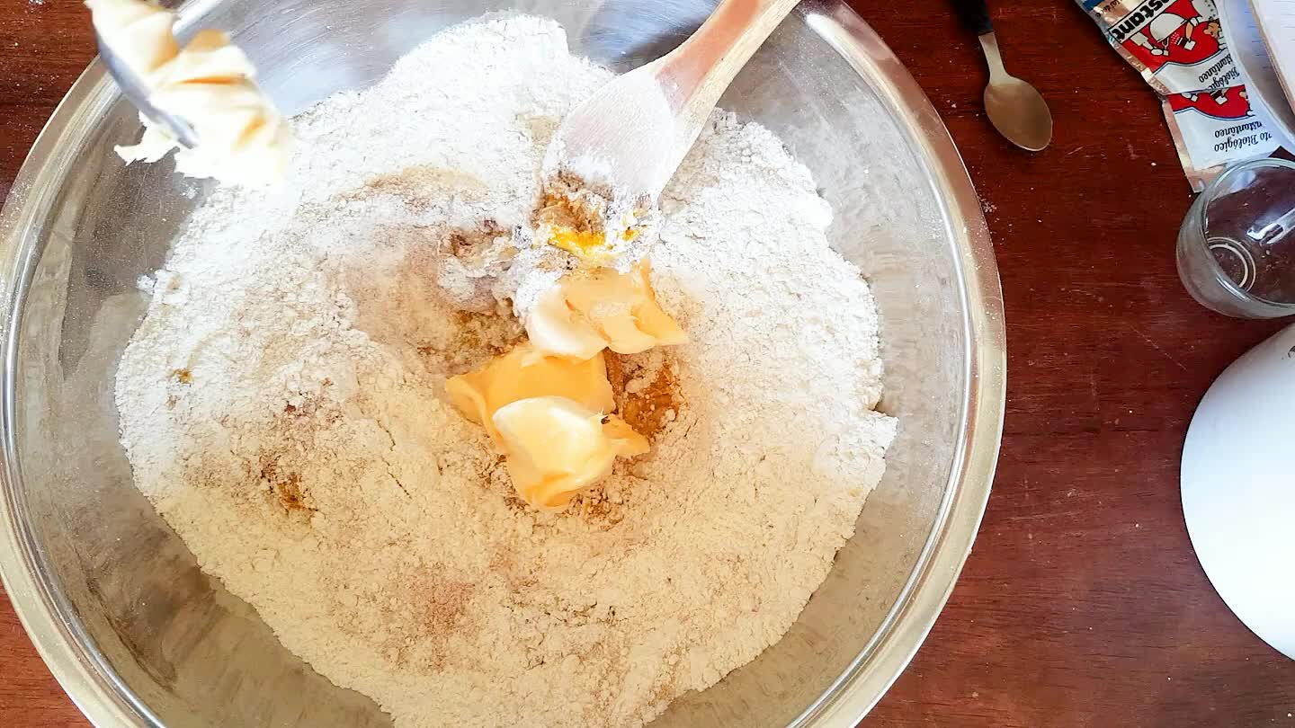 batendo a massa com as mãos, massa mole tipo de bolo. Deixar crescer até dobrar de volume;