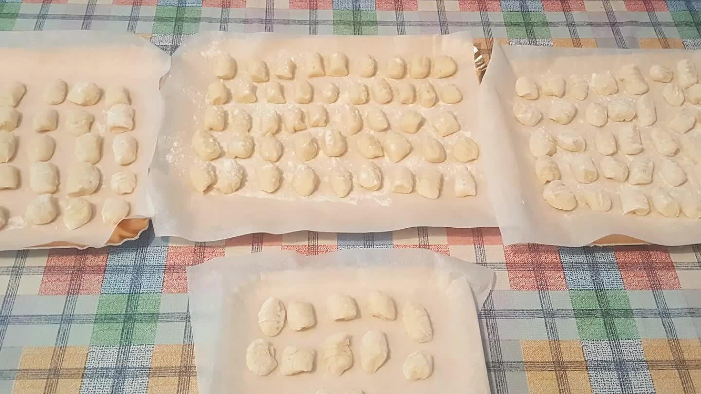 a gnocchi, se non si ha il riga gnocchi si può usare una forchetta. Una volta data la forma metteteli su di un vassoio coperto dalla carta da forno.