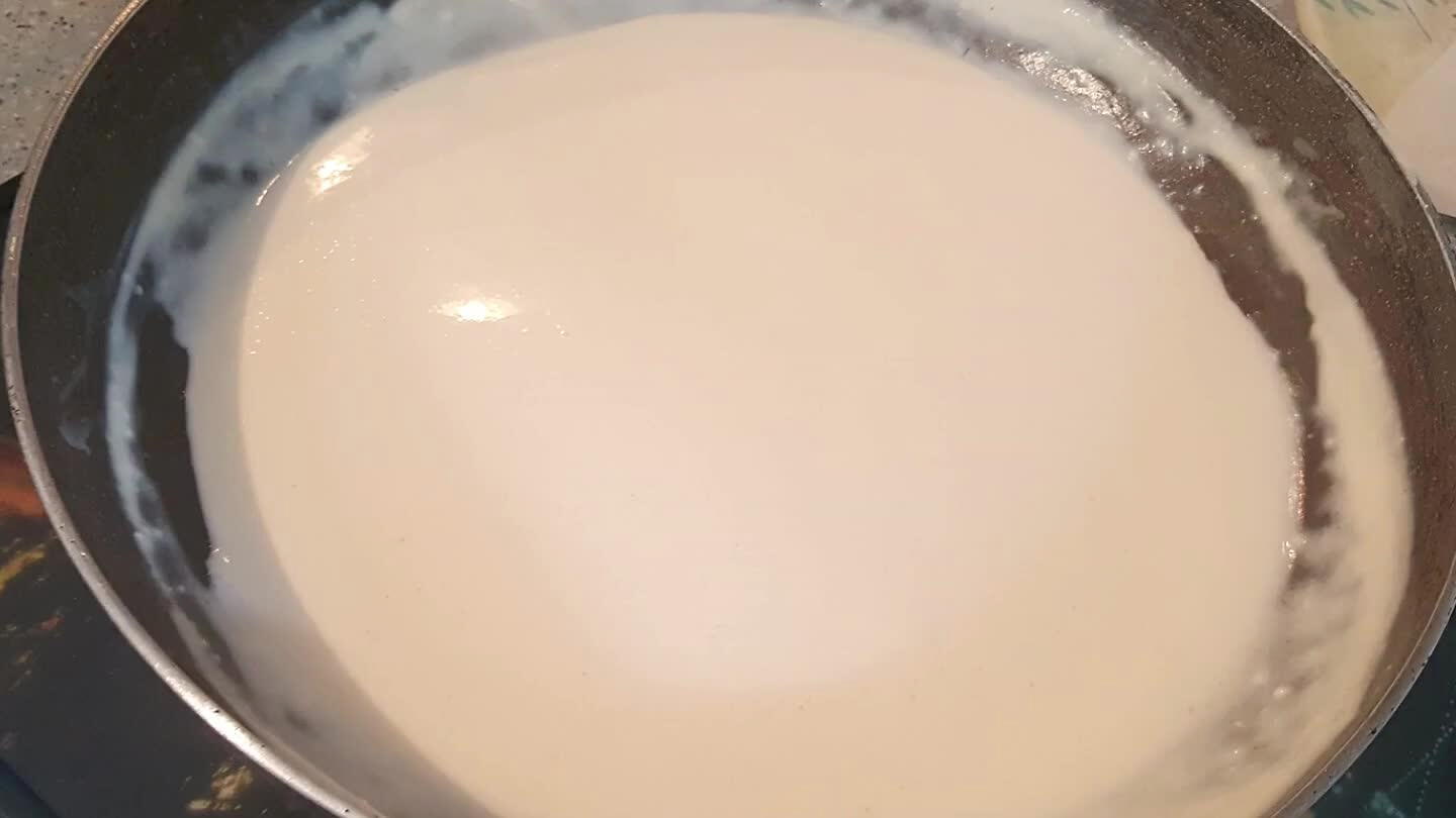 e il tutto ed aggiungere del latte per rendere la crema non troppo densa. Salare. Mettere su l'acqua per far bollire gli gnocchi e salarla.