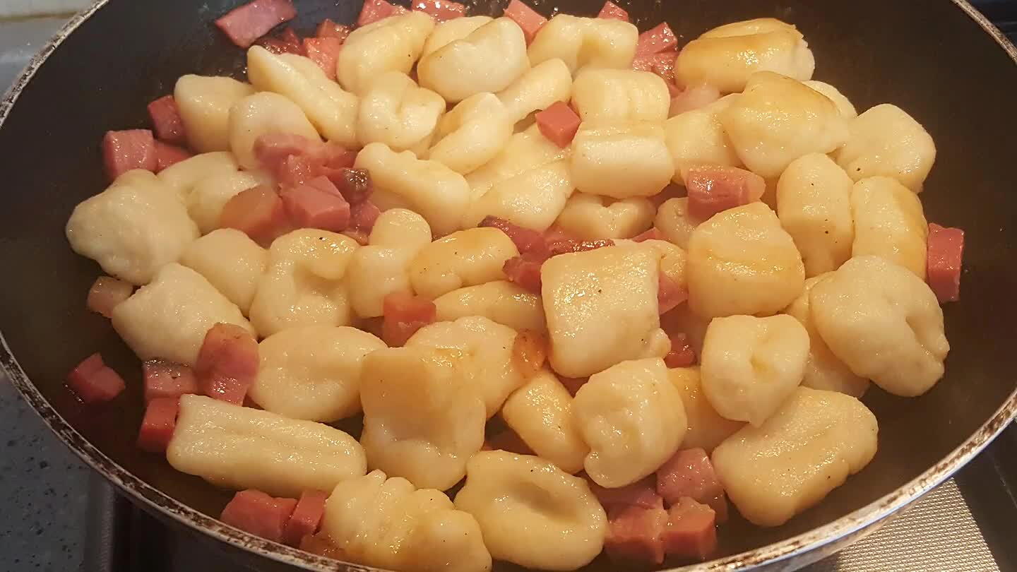no cotti. Metterli nella padella con lo speck e lasciarli rosolare un pochino.