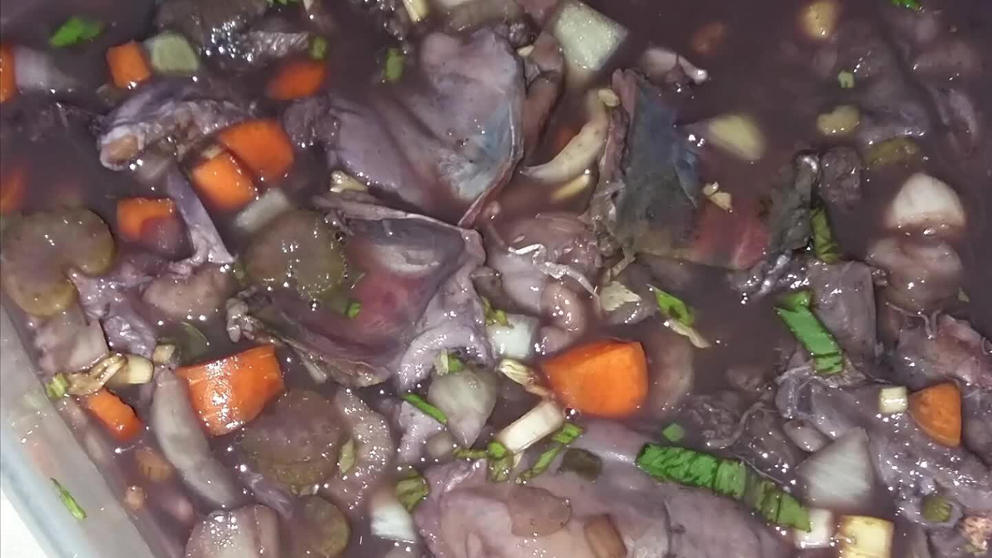 a delle interiora ... preparare un trito grosso composto mix di sedano carote e cipolle ... aggiungere del timo e 3 foglie di alloro... versare il tutto in un contenitore e affogarlo con dell'ottimo vino rosso...mettere il coperchio e lasciare macerare x un giorno in frigo.