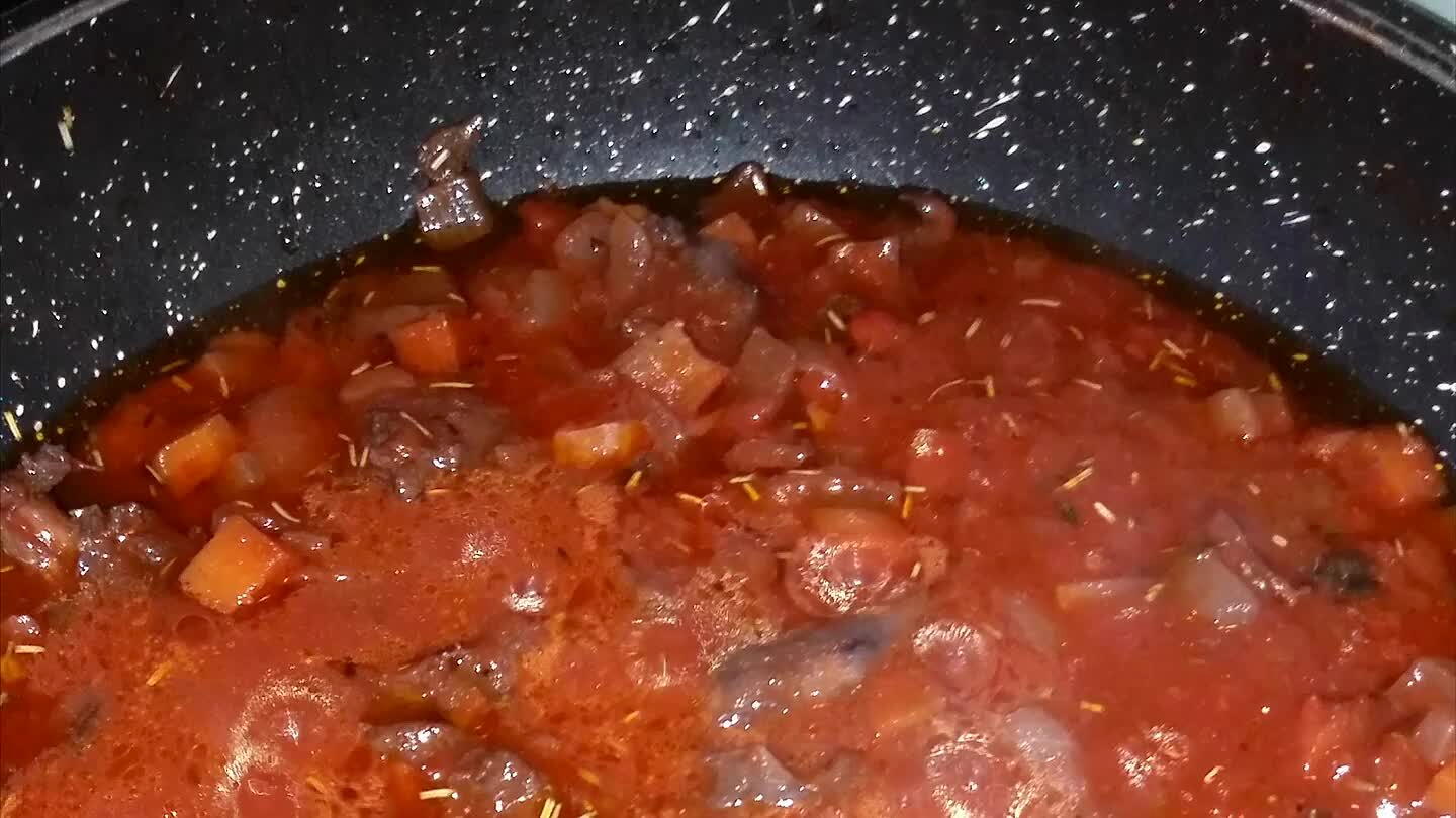iva extravergine il tutto...dopo circa 5 minuti a fuoco medio aggiungere un peperoncino rosso spezzettato e posarvi sopra un litro di passata di pomodoro crudo ...correggere durante la cottura con un po' di sale...aggiungere le olive nere denocciolate e continuando la cottura per circa 40 min. Mescolare ogni tanto...