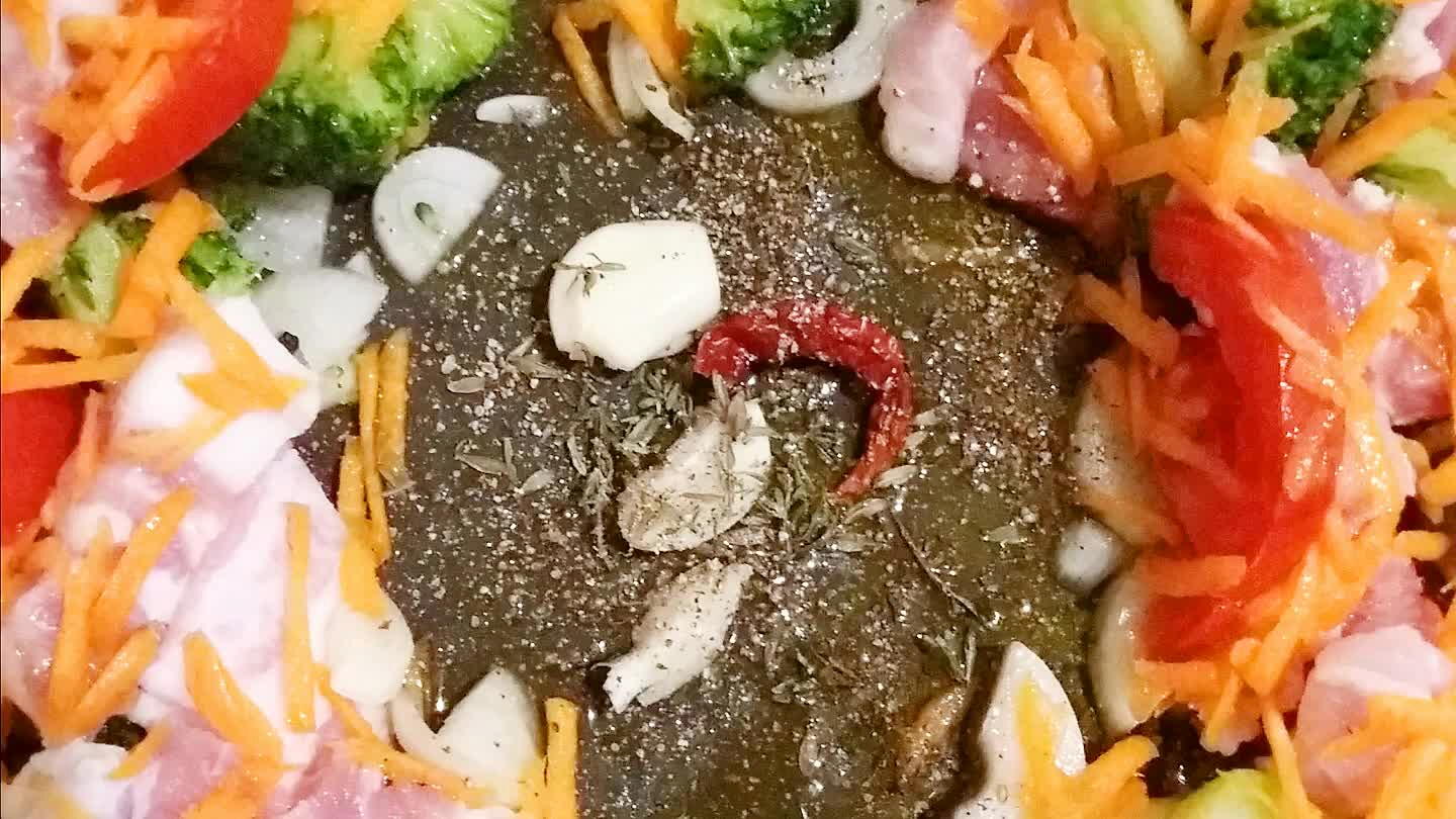 la carota...il pomodoro...vulcanare al centro della padella e con 1 cucchiaio di olio appoggiare l'aglio il peperoncino il pepe nero macinato e il timo ...iniziare la cottura a fuoco medio...
