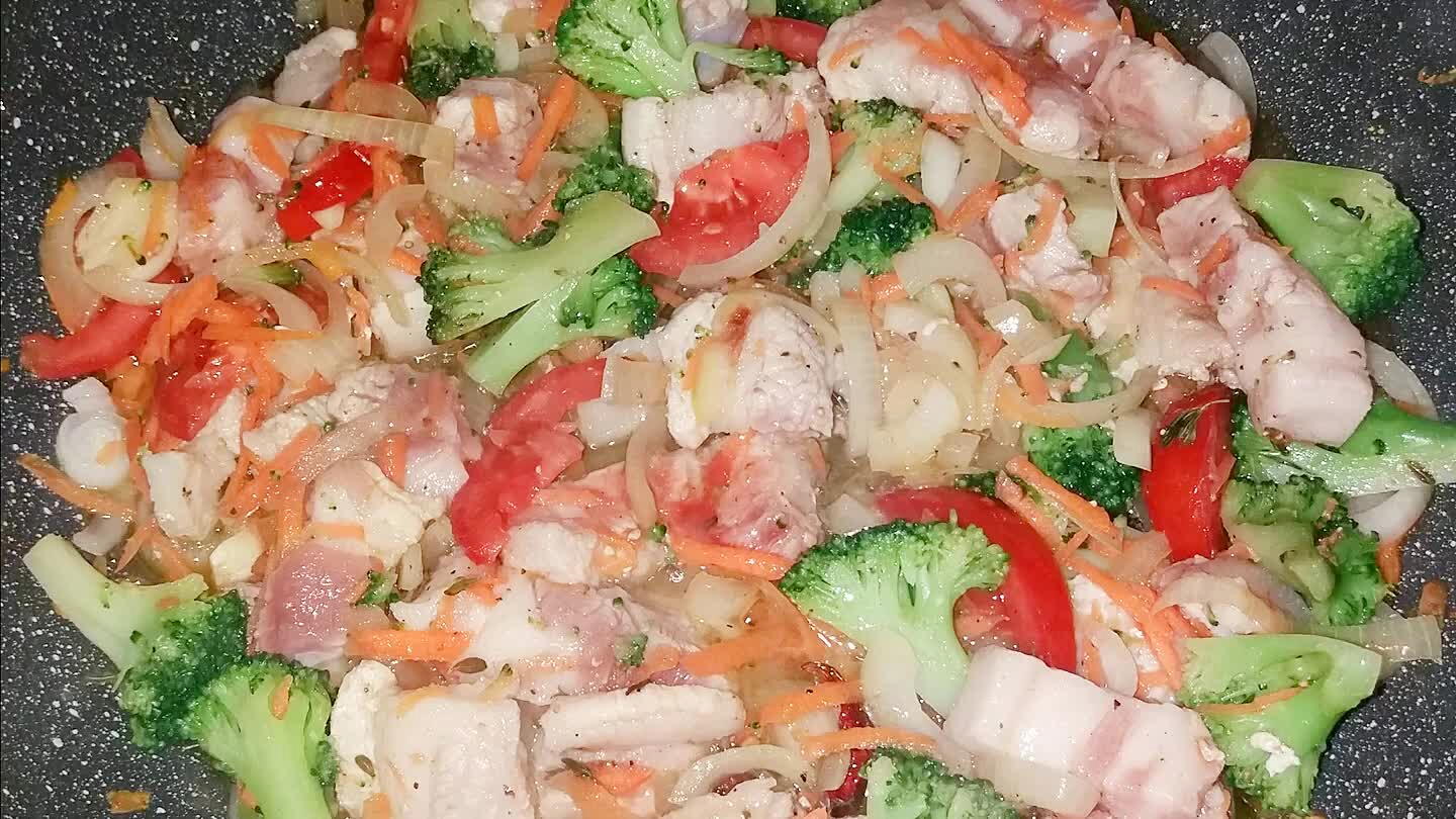 cucchiai di olio iniziamo a mescolare tenendo sempre il fornello a fuoco medio...