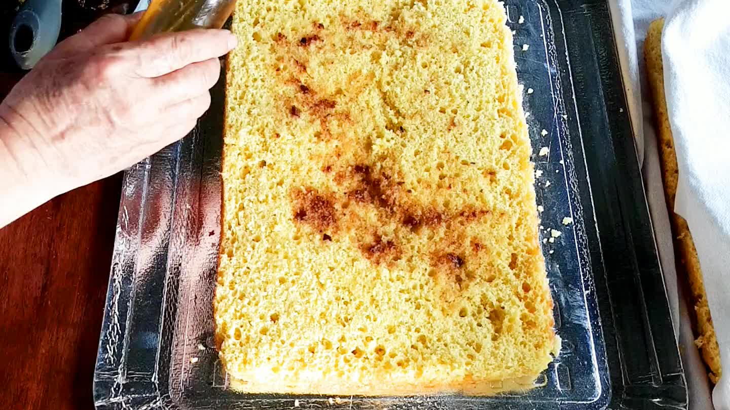 ameixa em calda, e uma camada do creme;